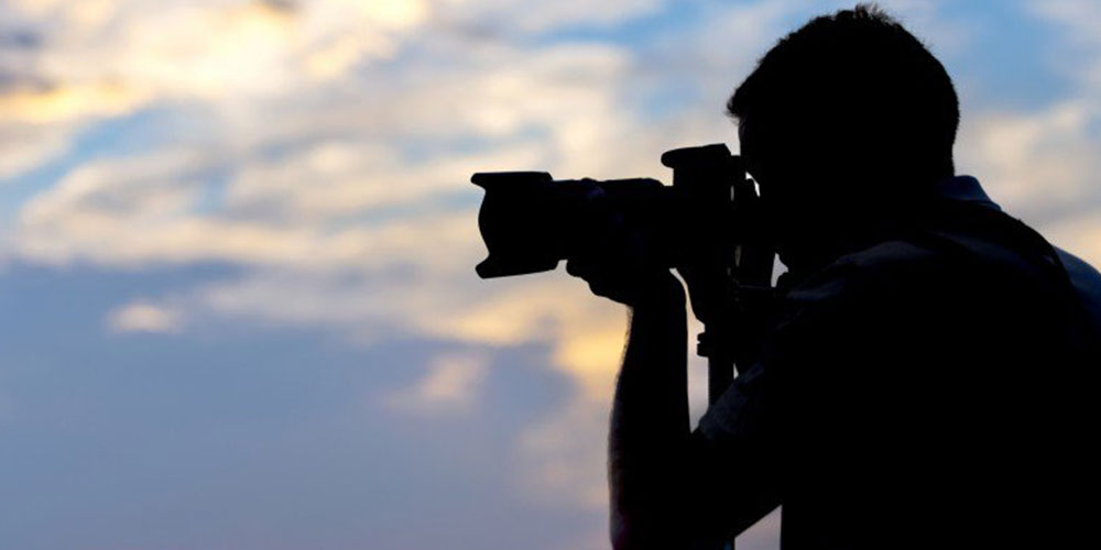 Filmare e fotografare sconosciuti: quando si può fare legalmente